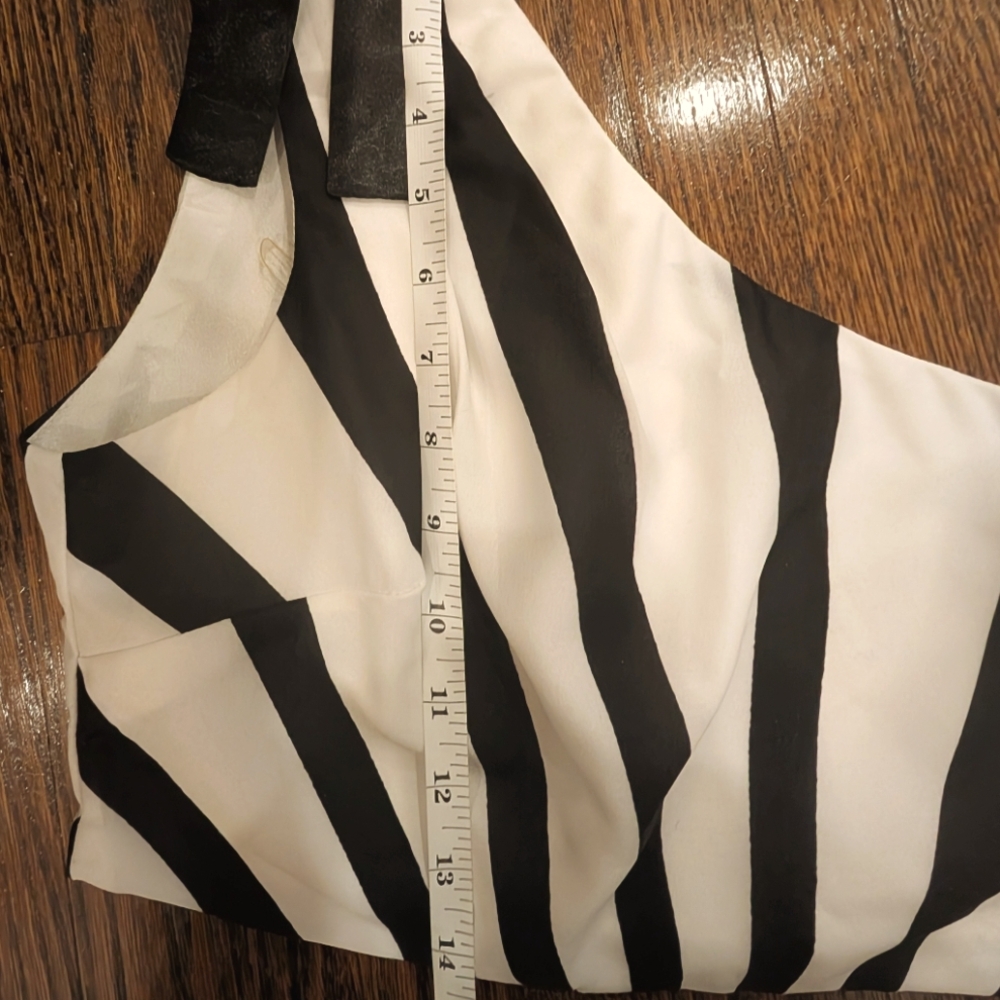 L'Atiste Black and White Striped One-Shoulder Crop Top with Bow - Picture 7 of 8